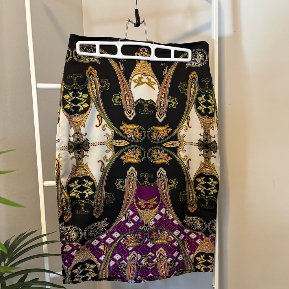 Vince Camuto Elegant Black and Purple Patterned Skirt - Picture 3 of 10